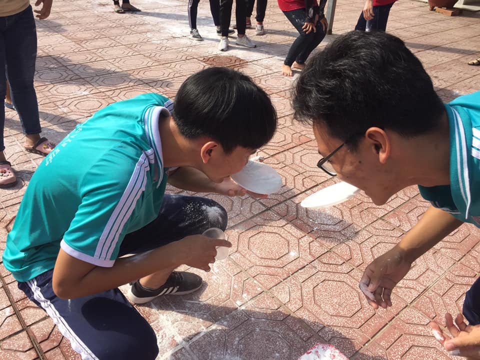 Hướng dẫn cách chơi trò chơi tập thể Truyền Bột Hướng dẫn cách chơi trò chơi tập thể Truyền Bột