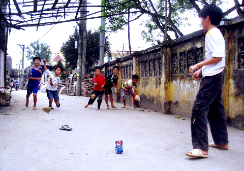 Cách chơi ném lon truyền thống 1