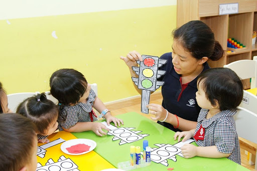 Cách chơi Bé làm đèn hiệu giao thôn 0