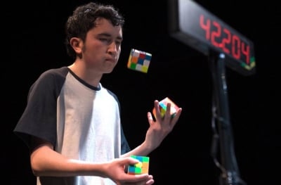 Cuber người Colombia Angel Alvarado dành kỉ lục thế giới mới về tung hứng và giải Rubik cùng lúc!